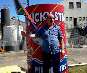 Flip groet Gansbaai Marine